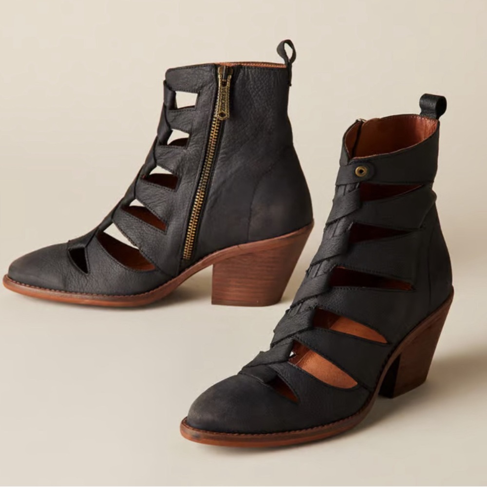 Vera Cruz “Triga Boots” in black leather. New in Box from Sundance.